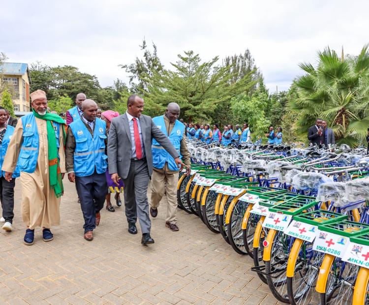 Makueni County Governor Mutula Kilonzo (right) inspects bicycles before flagging them off for Community Health Promoters during the launch of the programme at the Mother and Child Hospital in Wote, Makueni County. PHOTO: PATRICK NYAKUNDI/KNA